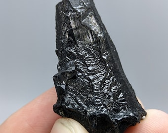 Cristal de tourmaline noire naturel gravé à l'acide de Skardu GilgitBaltistan Pakistan, 16,3 g