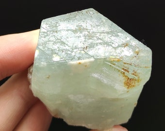 パキスタンのスカルドゥ産、アルバイト基質付き天然のグリーンアクア