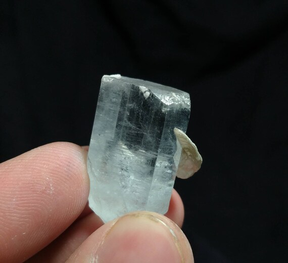 天然の最高品質の美しい9グラムの両端が透明なアクアマリン