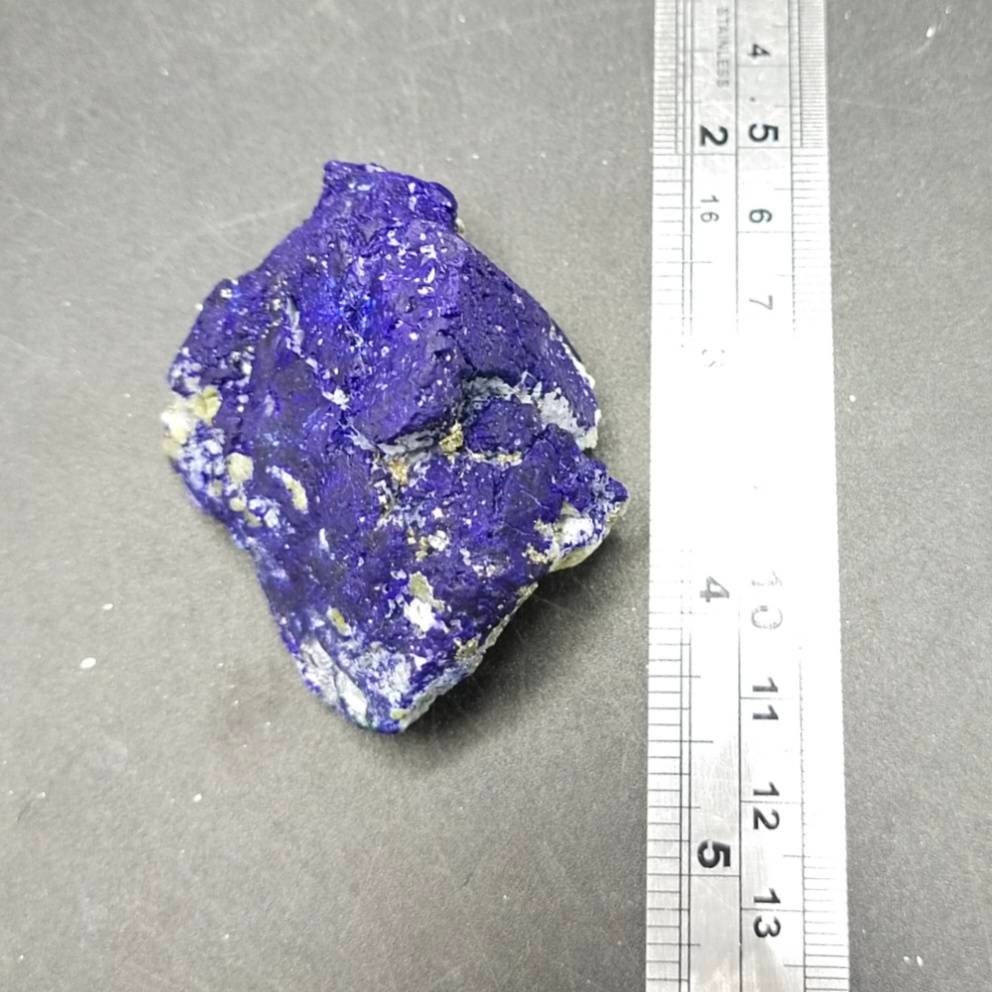アフガニスタン産 ラズライト結晶 アフガニスタン産ラズライト結晶、濃い青色の鉱物標本（64.7グラム