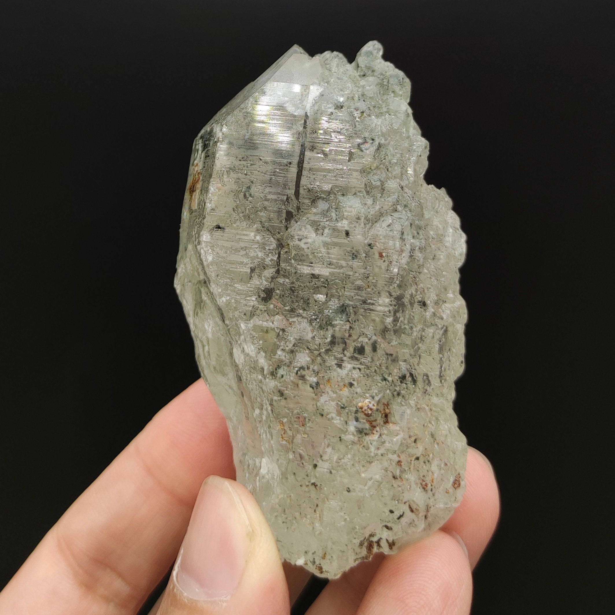 エッチングされた水晶と緑泥石、パキスタンのスカルドゥ産（131グラム 