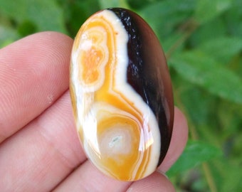 Cabochon en agate multicolore, 71 carats