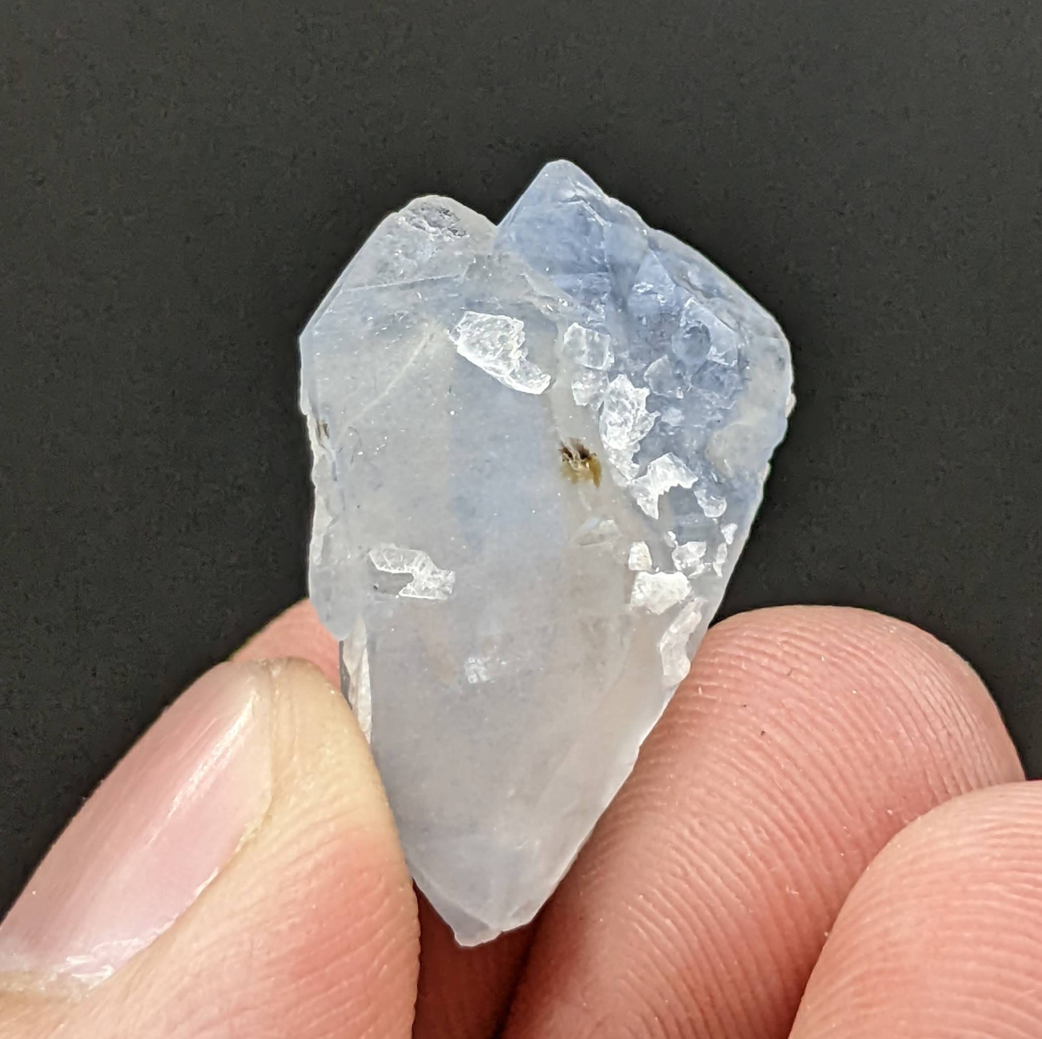 アフガニスタン産の天然の希少なツインインディコライト、別名ブルー