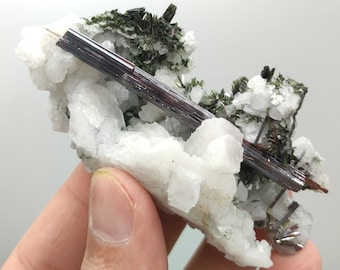 Spécimen de cristal de rutile naturel avec albite et aegirine, Pakistan