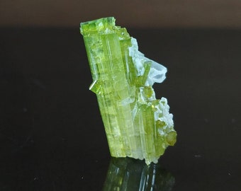 パキスタン産のマトリックスクォーツにグリーントルマリンの宝石結晶