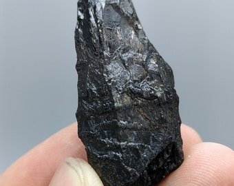 Cristal de tourmaline noire naturel gravé à l'acide de Skardu GilgitBaltistan Pakistan, 15 g