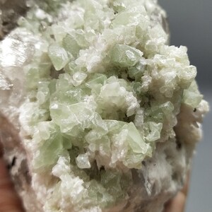 Spécimen très rare de nombreuses hydroxylherderites vert clair sur matrice avec quartz et albite de Skardu, Pakistan, spécimen de 639 grammes