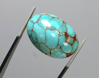 Cabujón de turquesa egipcia estabilizada con diseño de telaraña de 23 quilates