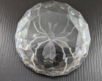 Puede incluir: Pisapapeles de cristal transparente y facetado con forma de diamante. El pisapapeles tiene un diseño grabado detallado en el centro. Los bordes son multifacéticos, reflejando la luz. Un accesorio de escritorio decorativo.
