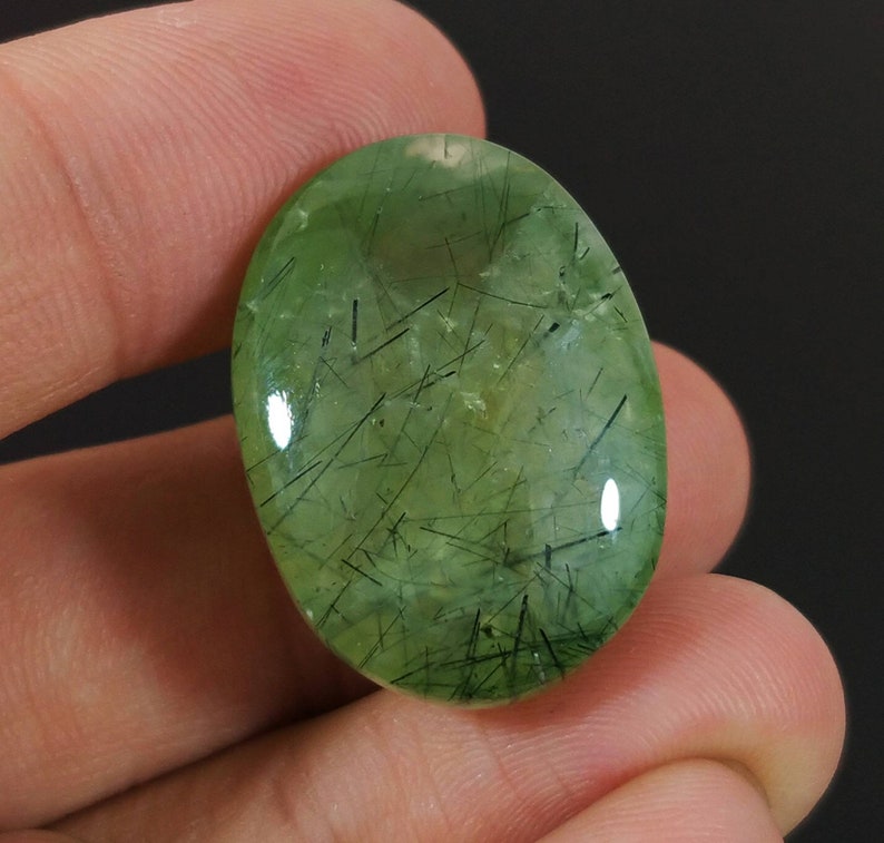 Grön prehnitcabochon med epidotinläggning, vikt 69 karat bild 8
