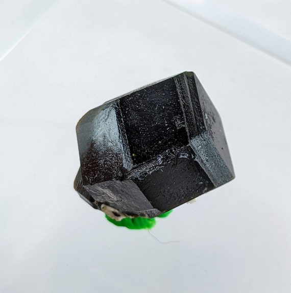 パキスタン産のマトリックスアンドラダイトガーネット結晶、14.1グラム