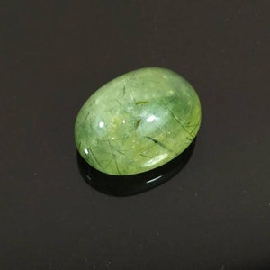Grön prehnitcabochon med epidotinläggning, vikt 69 karat bild 3