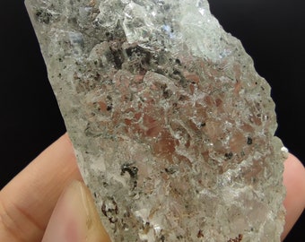 エッチングされた水晶と緑泥石、パキスタンのスカルドゥ産（131グラム
