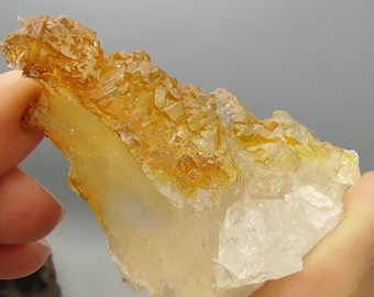 パキスタンのスカルドゥ産、段状構造の天然エッチング光沢水晶、50