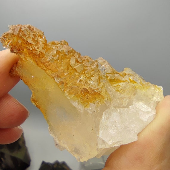 パキスタンのスカルドゥ産、段状構造の天然エッチング光沢水晶、50