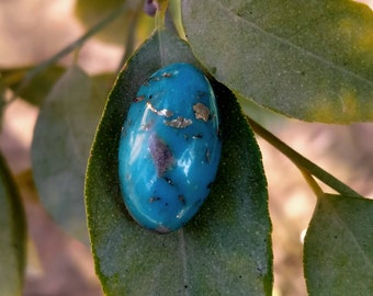 Naturlig turkos av god kvalitet i ringstorlek med pyritcabochon