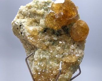Cristaux de grenat grossulaire orange sur Matrix en provenance du Pakistan