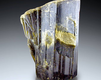 Cristal d'épidote pléochroïque vert foncé du Pakistan, 58,6 g