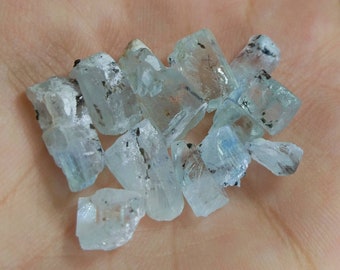 Cristaux rares d'aigue-marine bleu clair avec colombite de tantalite (7,4 grammes)