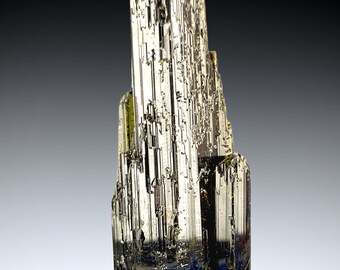 Cristal d'épidote pléochroïque vert foncé du Pakistan, 54,9 g