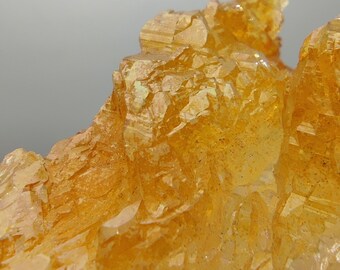 パキスタンのスカルドゥ産、段状構造の天然エッチング光沢水晶、50