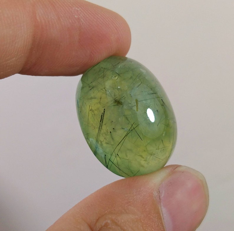 Grön prehnitcabochon med epidotinläggning, vikt 69 karat bild 7