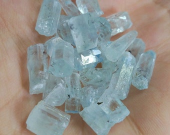 Lot de cristaux bleu clair aigue-marine (12,3 grammes)