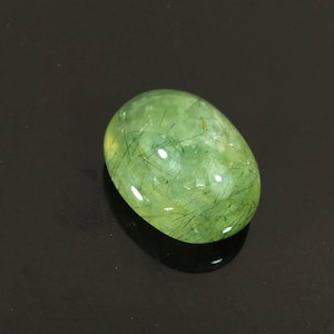 Grön prehnitcabochon med epidotinläggning, vikt 69 karat bild 2