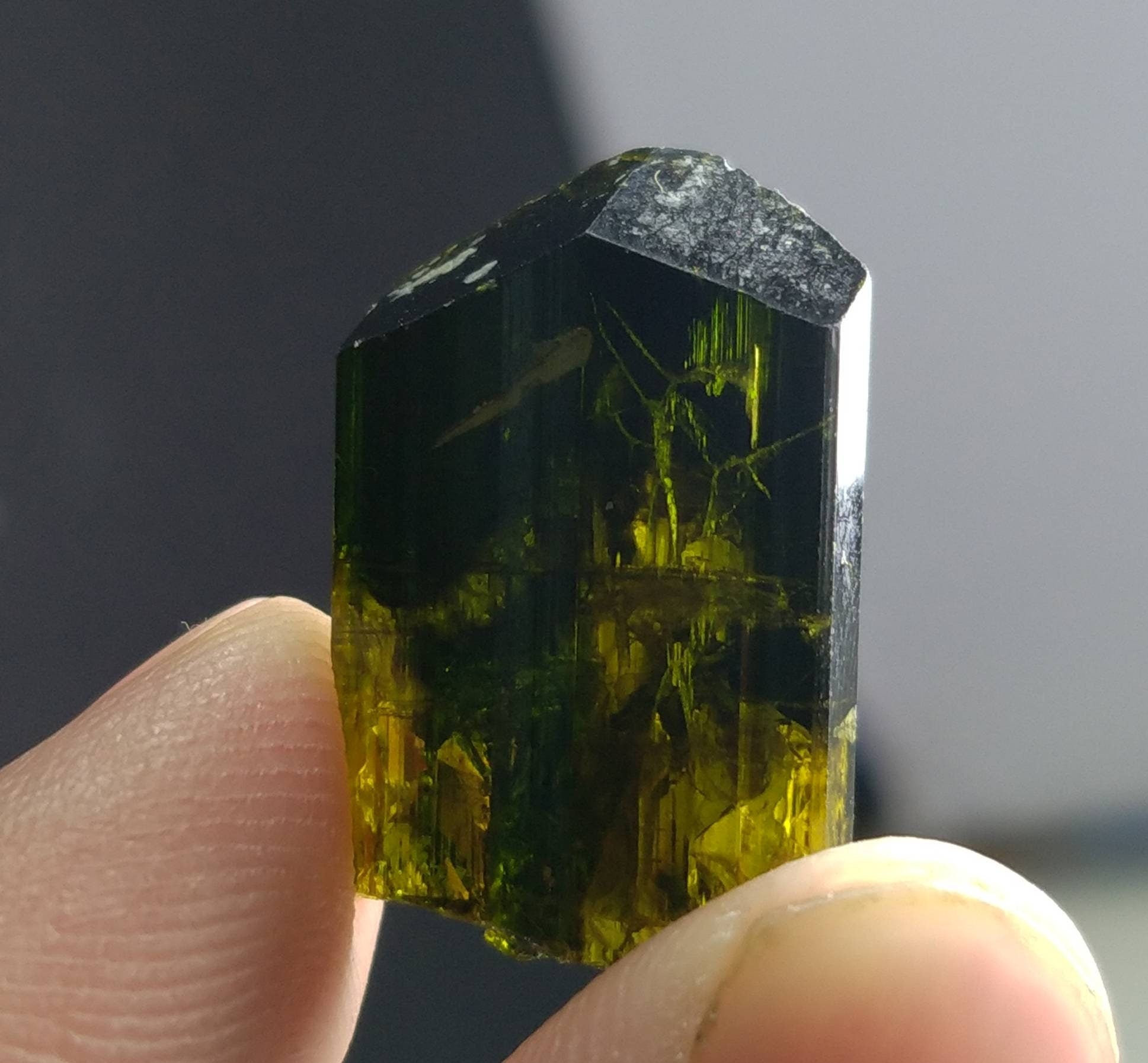 Natürlicher klarer ästhetischer 3.3 Gramm Wunderschön perfekt terminierter etagierter pleochroischer Epidot Kristall