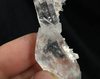 Natürlicher wunderschöner 14,4 Gramm Fein qualität endender Bergkristall mit einem weiteren Quarz, der darüber gewachsen ist.