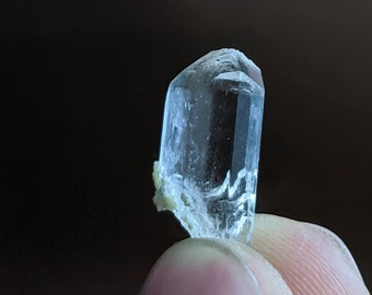 Topas klarer kleiner daumennagelgroßer Kristall aus Skardu GilgitBaltistan Pakistan