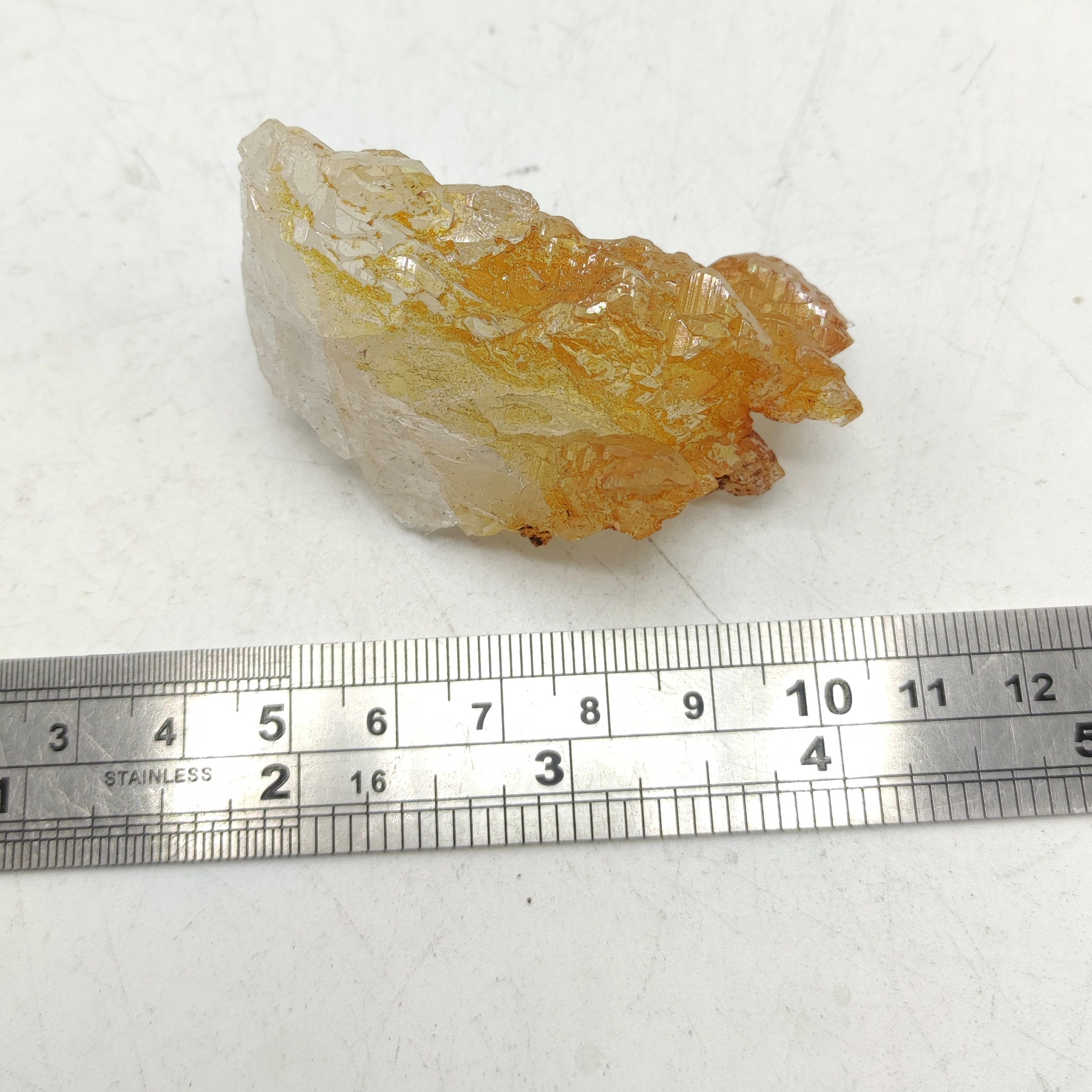 パキスタンのスカルドゥ産、段状構造の天然エッチング光沢水晶、50