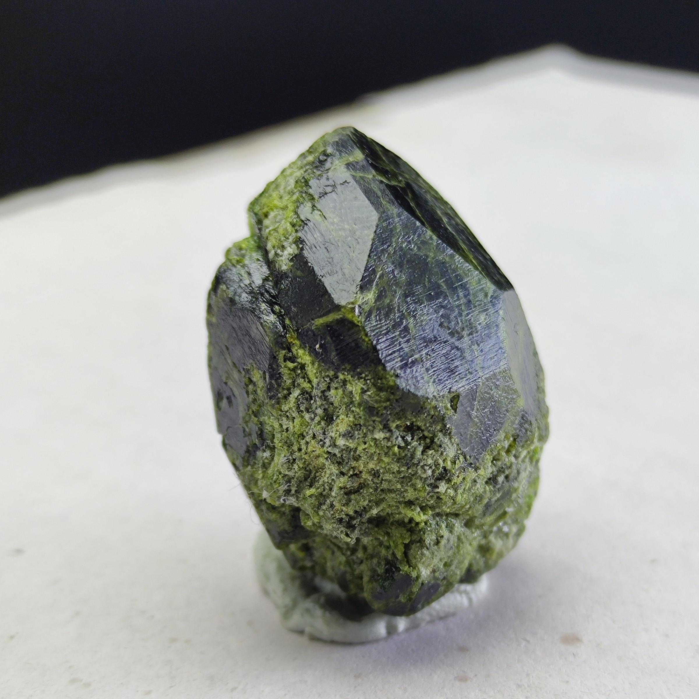 天然の濃い緑色の濃い色のデマントイドガーネットの単結晶、26グラム