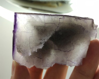 Cube simple lustré naturel de cristal de fluorite fantôme violet du Baloutchistan, Pakistan, 128 g