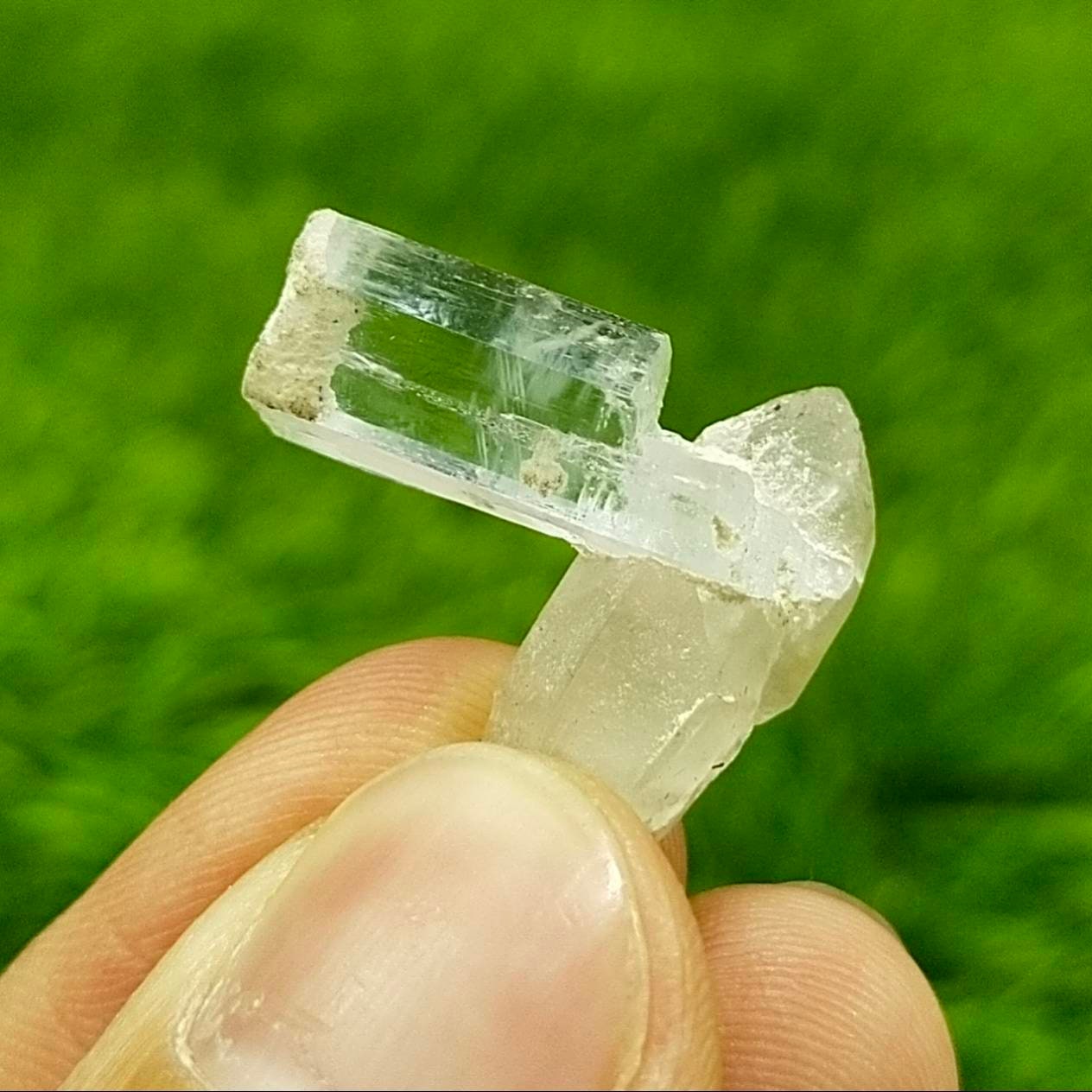 パキスタン産、クォーツ上の天然ライトブルー透明アクアマリン結晶