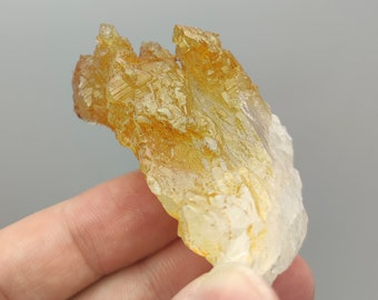 パキスタンのスカルドゥ産、段状構造の天然エッチング光沢水晶、50