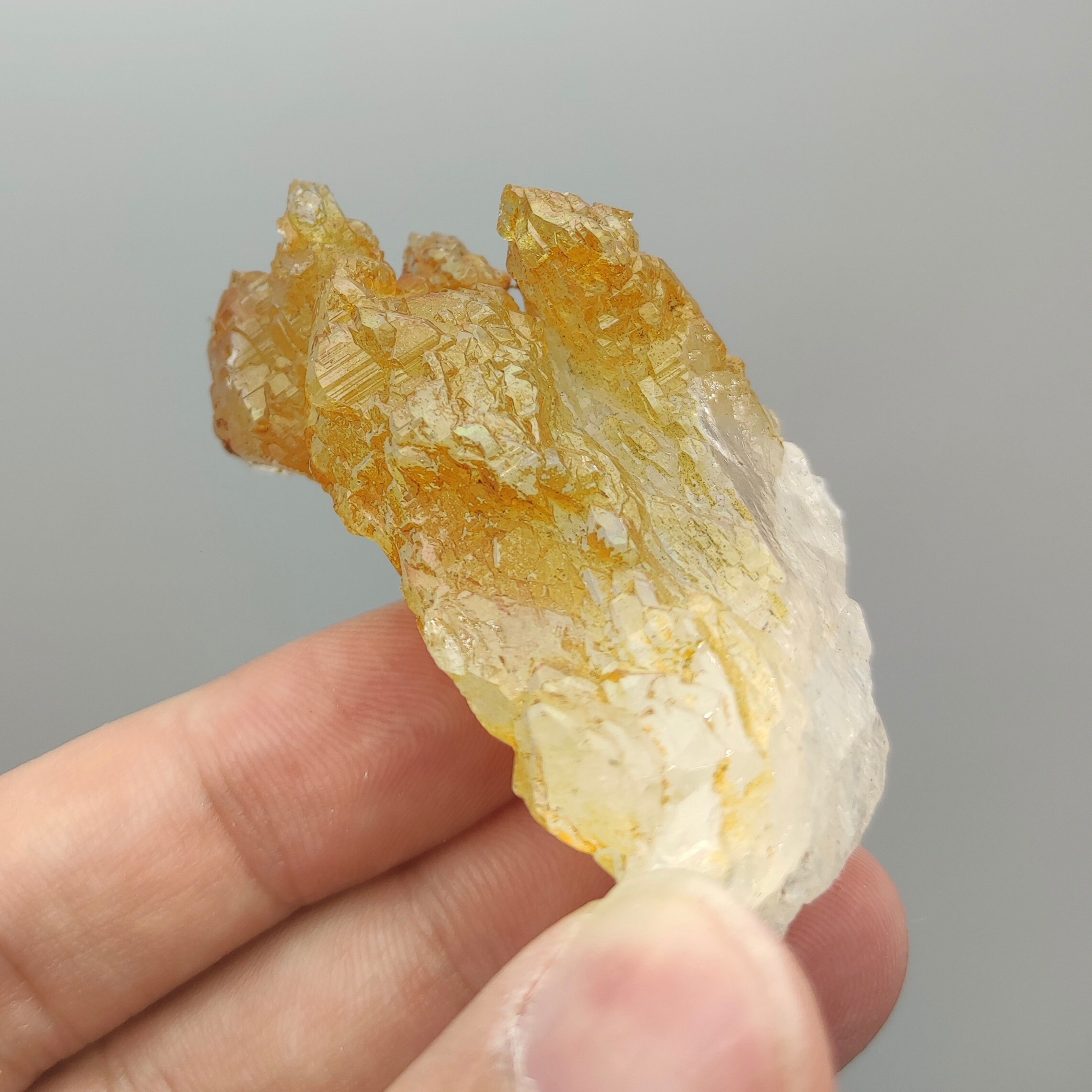 パキスタンのスカルドゥ産、段状構造の天然エッチング光沢水晶、50