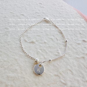 Bracciale con iniziale personalizzata, perle di conchiglia, bracciale con timbro a mano, delicato bracciale monogramma in argento, bracciale da damigella d&#39;onore placcato in argento