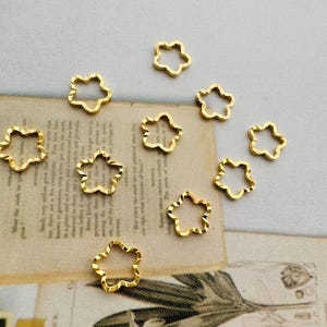 Dijes de flores rellenos de oro, 6 x 6 mm