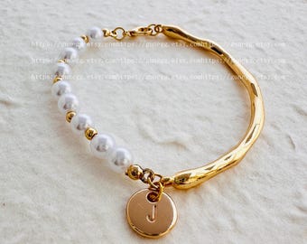 Braccialetto di perle in resina con iniziale personalizzata, braccialetto stampato a mano, delicato braccialetto con monogramma in oro, braccialetto da damigella d'onore