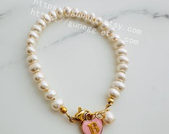 Bracciale con iniziale personalizzata, perle di conchiglia, monogramma in oro, bracciale per damigelle d'onore, 19,5 cm/7,5 pollici
