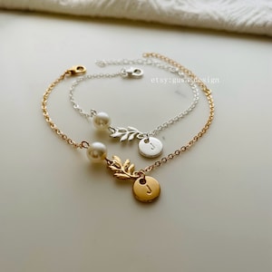 braccialetto di perle foglia iniziale personalizzato braccialetto monogramma oro delicato braccialetto damigella d&#39;onore