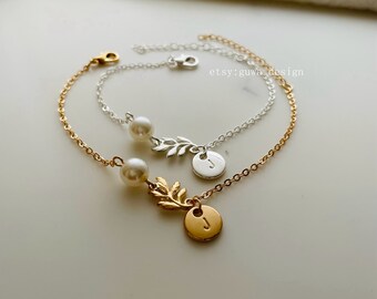 braccialetto di perle con foglia iniziale personalizzato, delicato braccialetto monogramma in oro, braccialetto da damigella d'onore