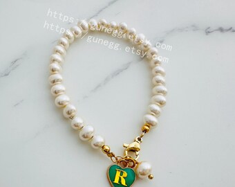 Bracciale con iniziale personalizzata, perle di conchiglia, monogramma in oro, bracciale per damigelle d'onore, 19,5 cm/7,5 pollici