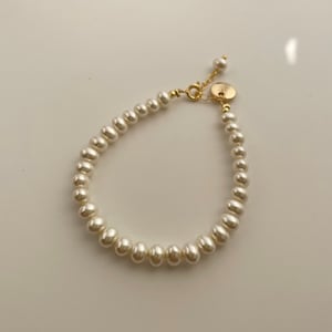 personalized initial shell pearl bracelet hand stamped bracelet dainty gold monogram bracelet bridesmaid bracelet image 2