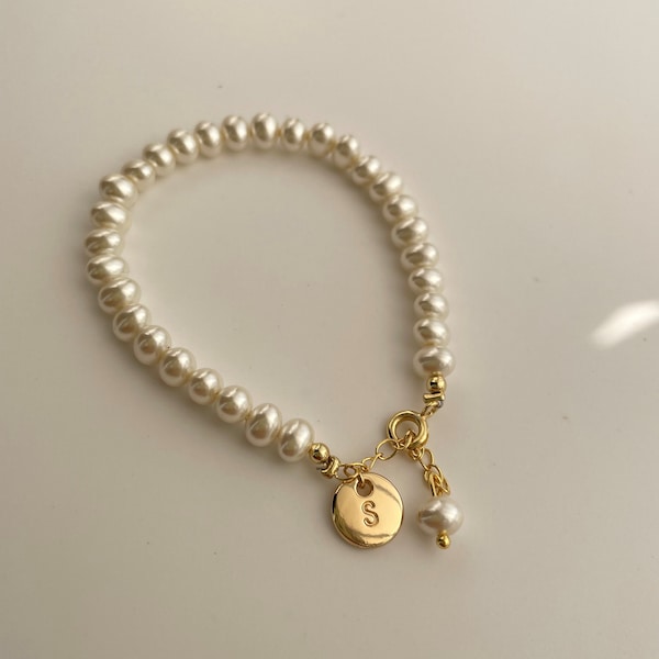 Personalisiertes Initial-Muschelperlen-Armband, handgestempeltes Armband, zierliches Gold-Monogramm-Armband, Brautjungfern-Armband