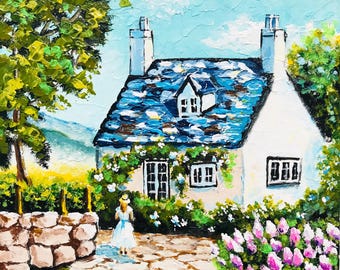 Op de afbeelding: Een wit huisje met een blauw dak en een stenen pad dat naar de voordeur leidt. Er zijn groene struiken en bloemen voor het huisje, en een kleine boom links. De lucht is blauw met witte wolken.