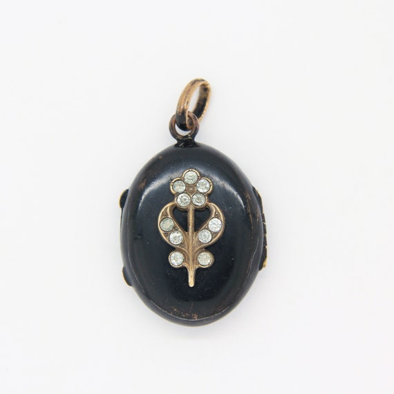 Victorian mourning locket with floral appliqué, An
