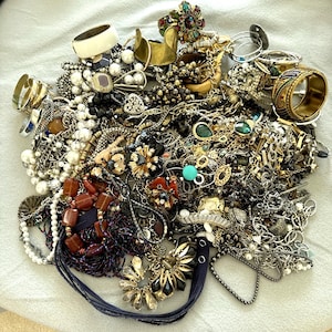 Lote de chatarra de joyería y artesanía de 10 libras, caja a granel, vintage, moderna, rota, de desecho, mezcla.