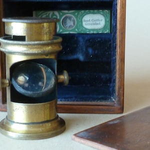 Microscopio de barril de rosca con lente Stanhope simple, portaobjetos de mano, visor de portaobjetos botánico, insectoscopio, en caja de latón